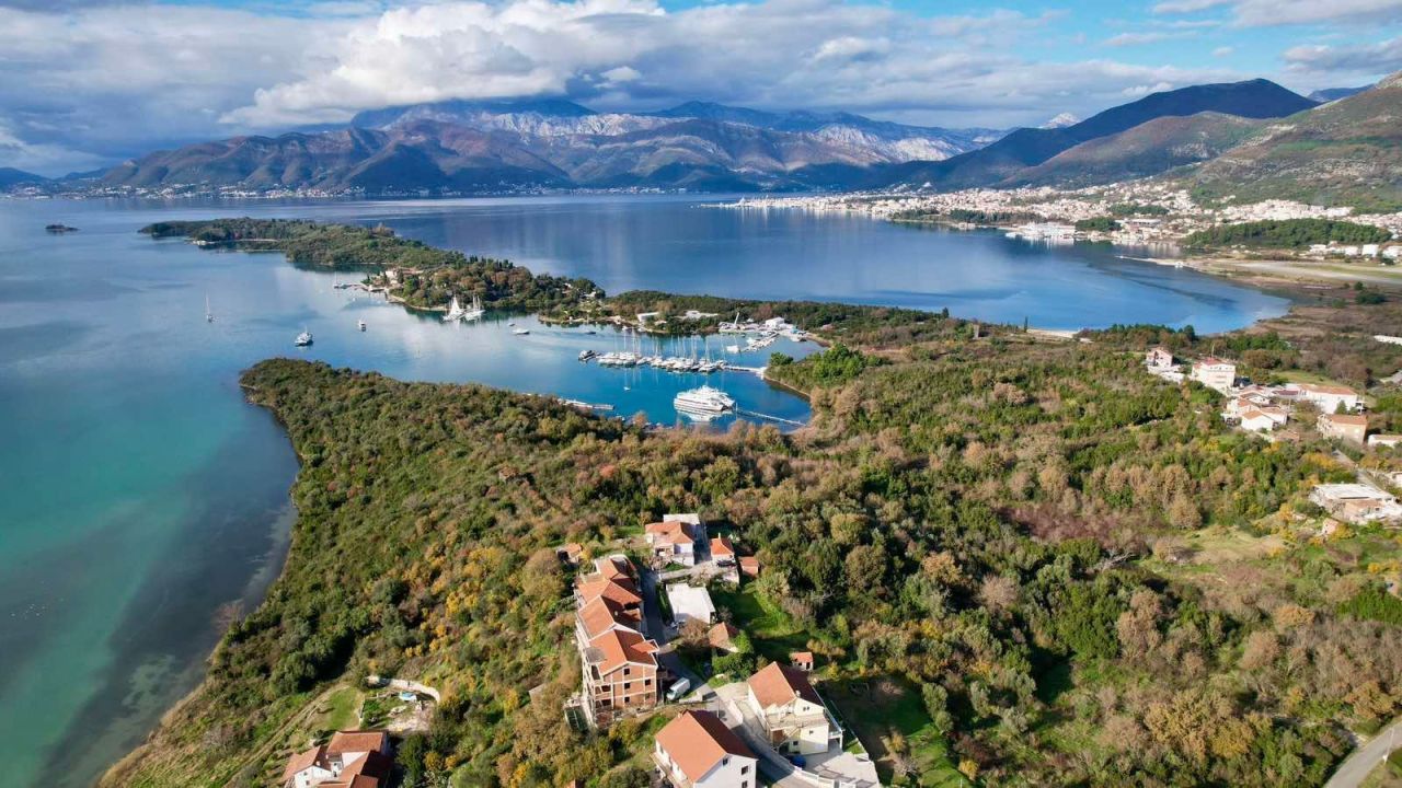 Land in Tivat, Montenegro, 3 789 m² - picture 1