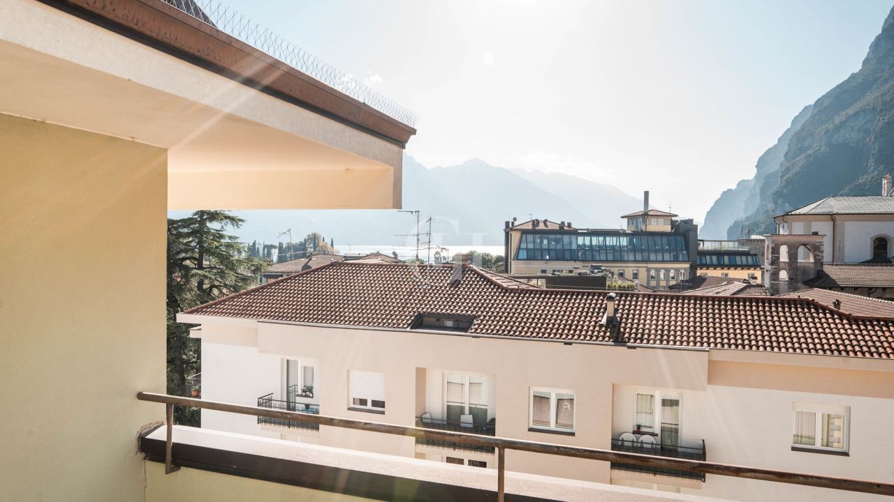 Apartamento por Lago de Garda, Italia, 155 m² - imagen 2