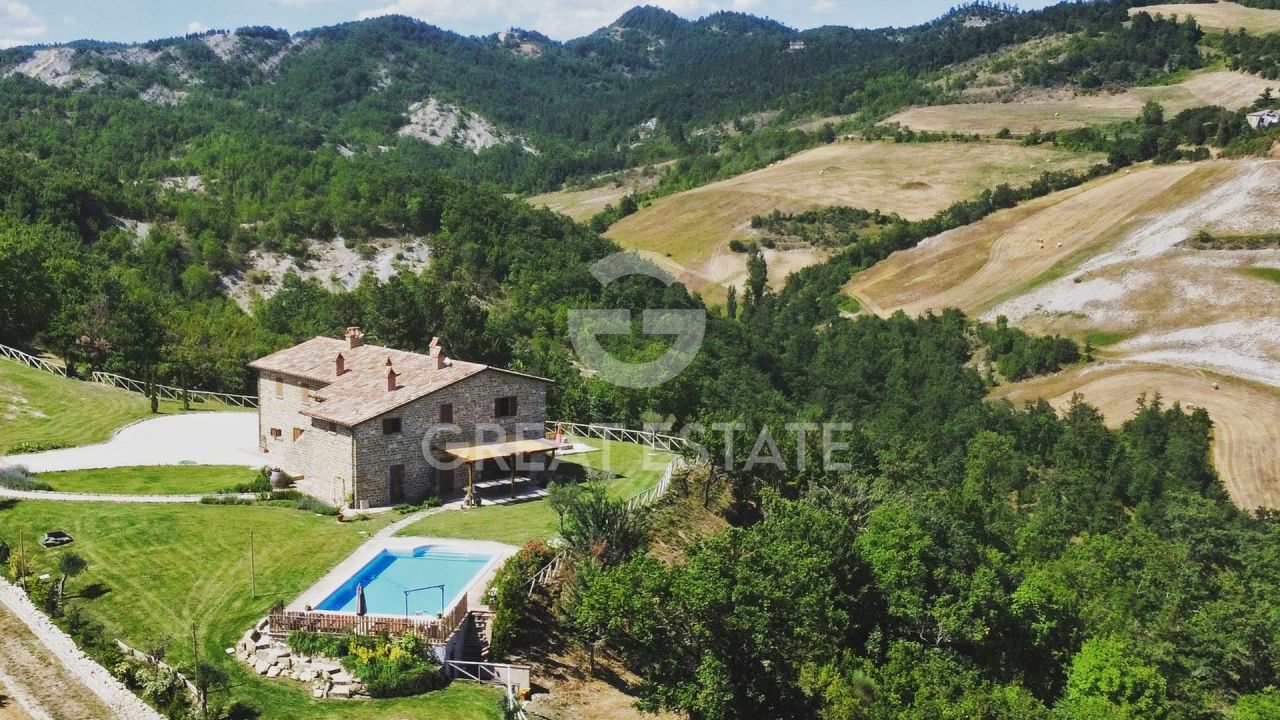 House in Pietralunga, Italy, 391.25 m² - picture 1