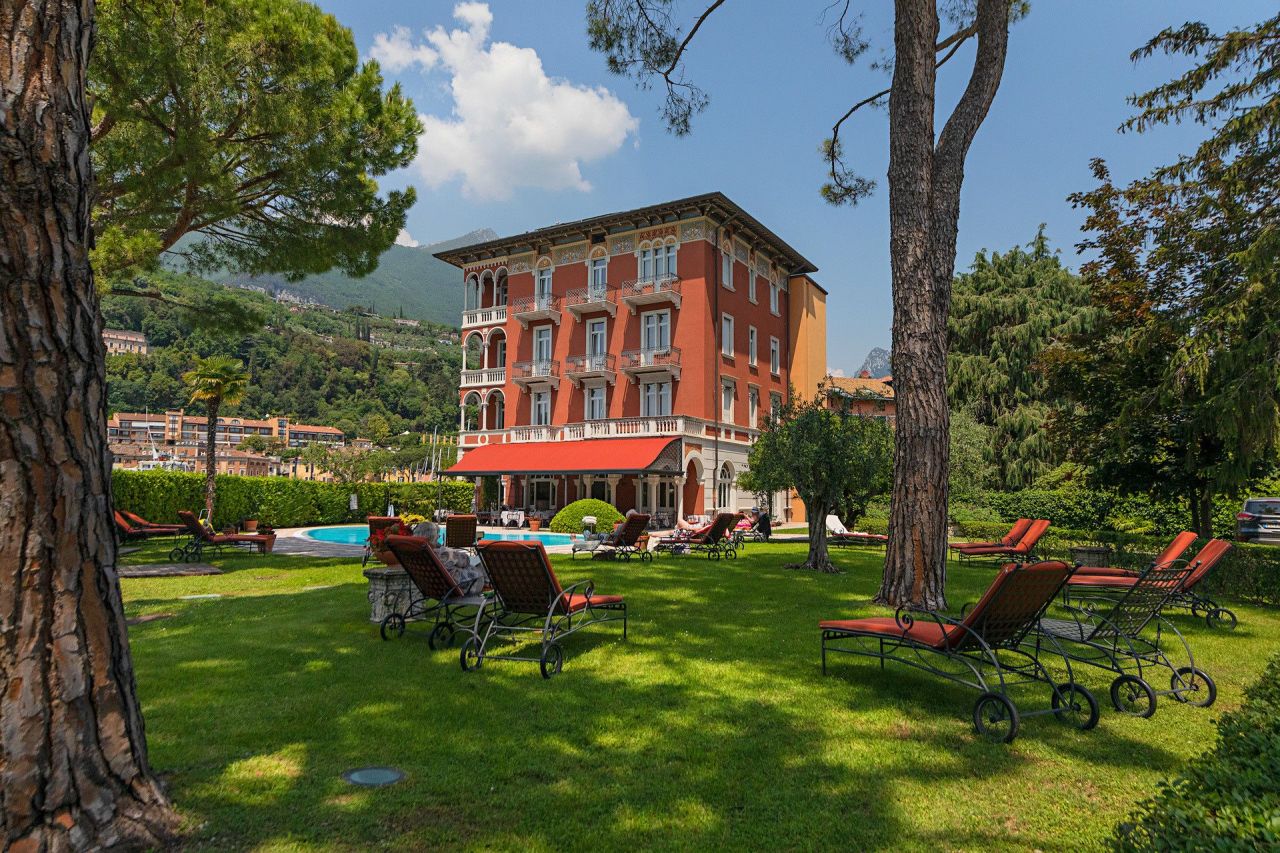 Hotel on Lake Garda, Italy, 1 900 m² - picture 1