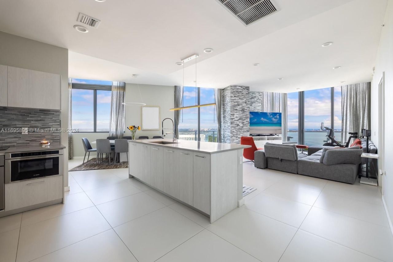 Penthouse in Miami, USA, 220 m² - picture 2