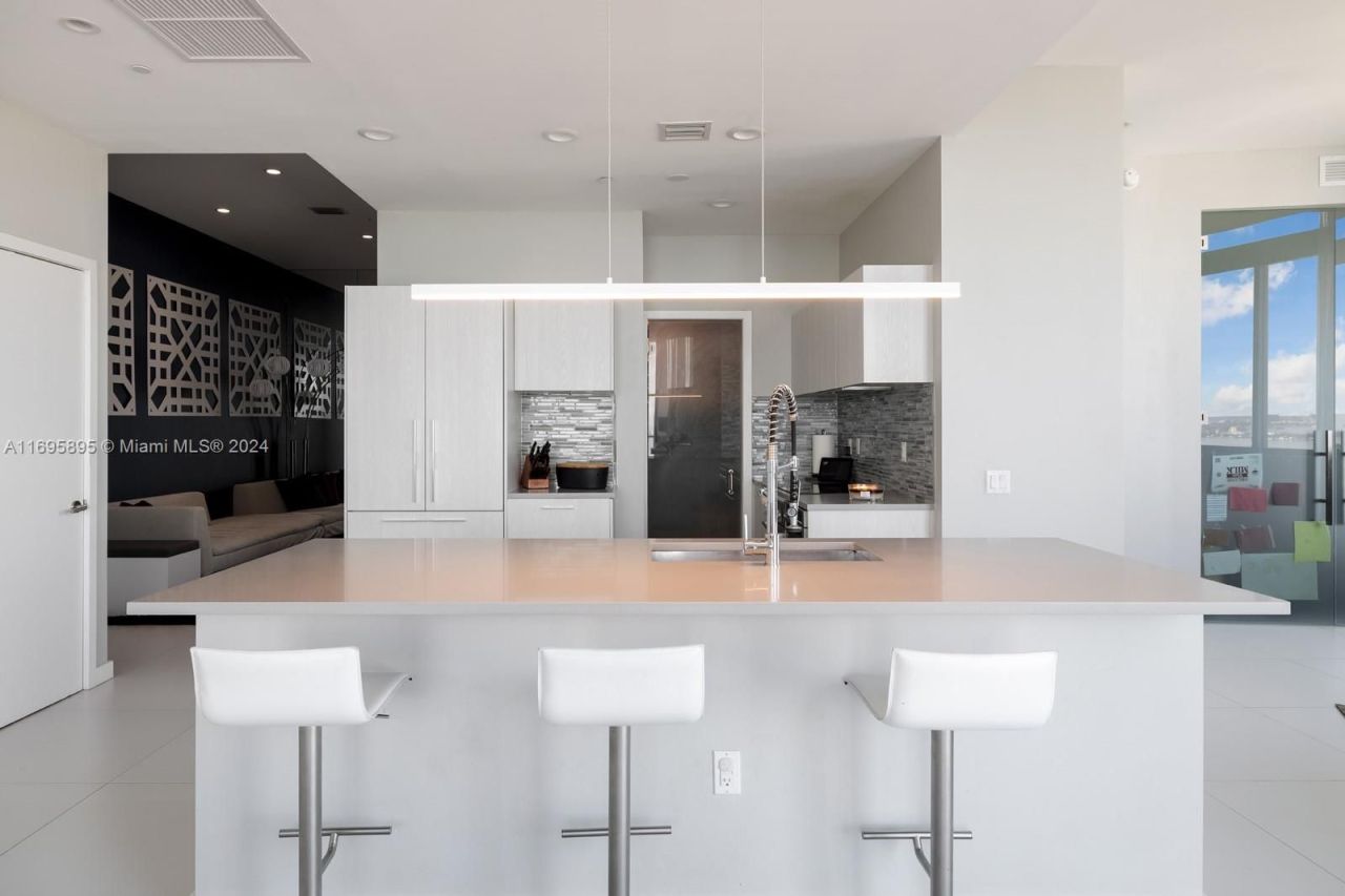 Penthouse in Miami, USA, 220 m² - picture 7