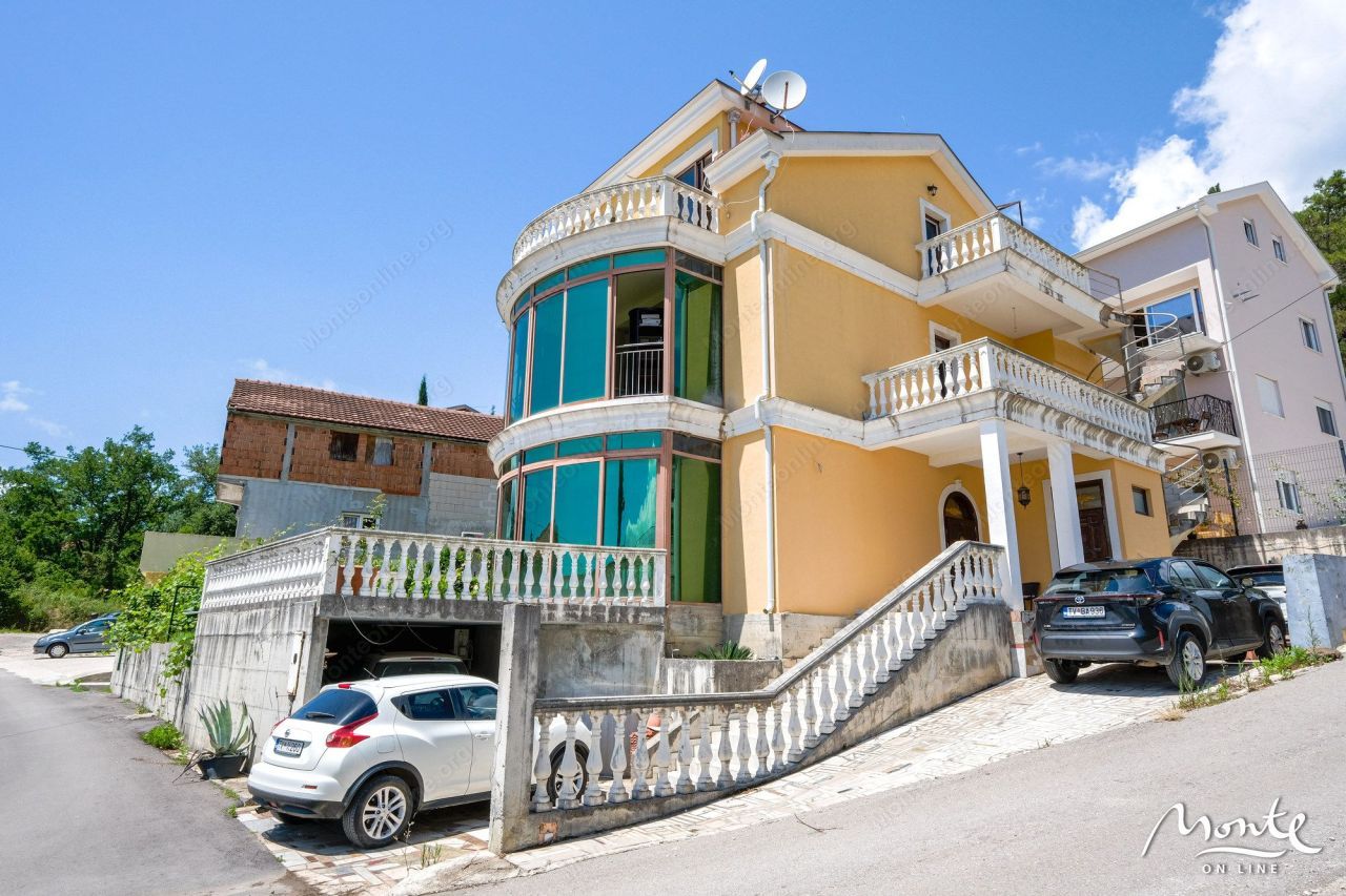 Haus in Tivat, Montenegro, 316 m² - Foto 1