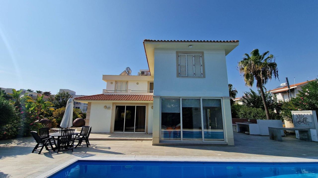 House in Larnaca, Cyprus, 200 m² - picture 1