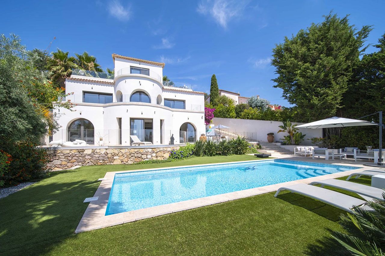 Villa in Golfe-Juan, France, 235 m² - picture 1