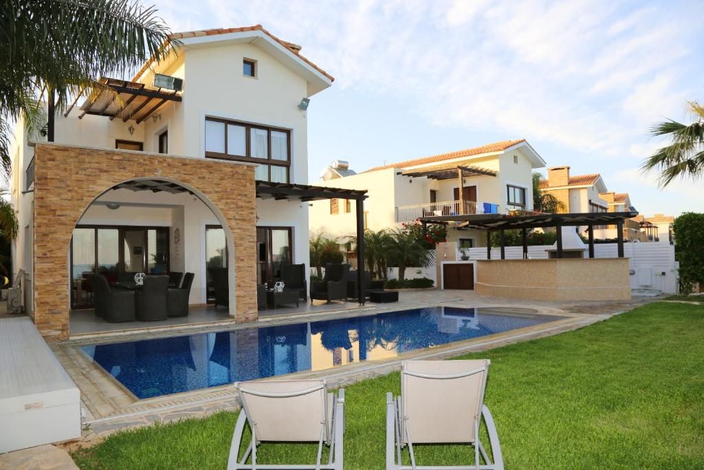 Maison à Agia Napa, Chypre, 220 m² - image 1