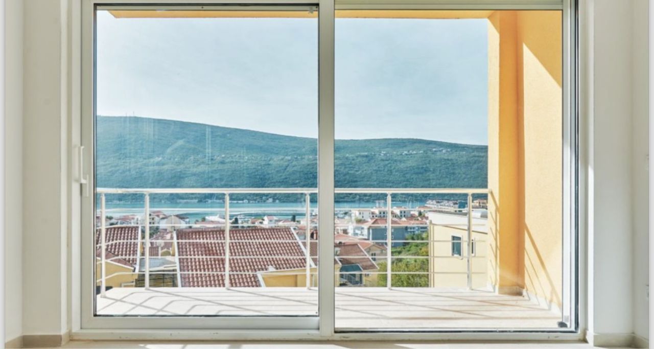 Wohnung in Denovici, Montenegro, 69.5 m² - Foto 1