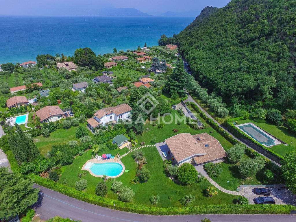 Villa à Manerba del Garda, Italie, 350 m² - image 1