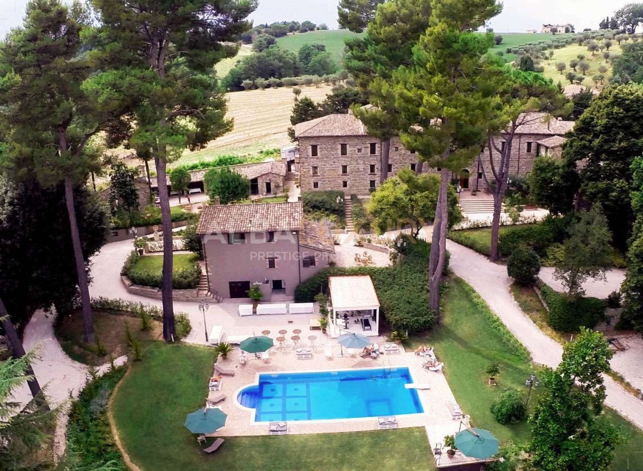 Villa à San Severino Marche, Italie, 1 700 m² - image 1