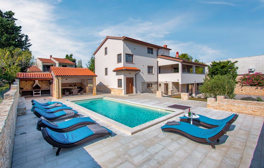 Maison à Premantura, Croatie, 370 m² - image 3