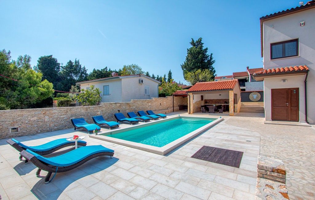 Maison à Premantura, Croatie, 370 m² - image 13