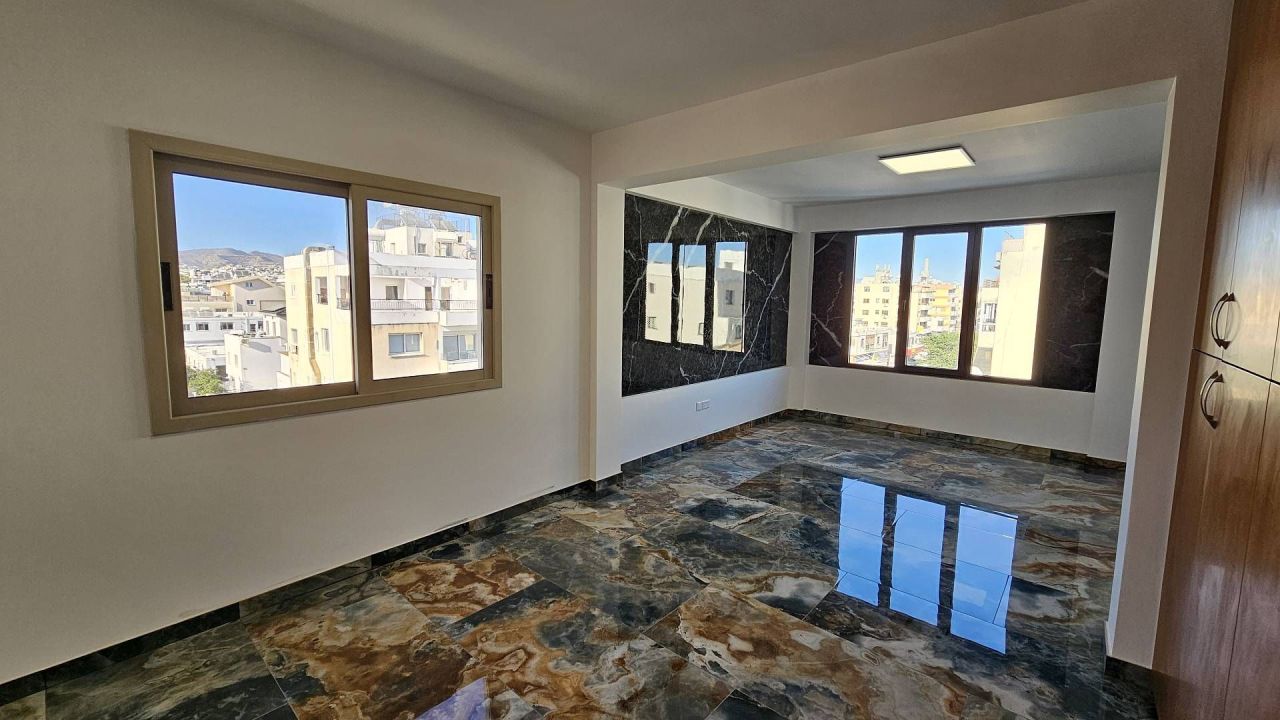 Büro in Limassol, Zypern, 230 m² - Foto 1