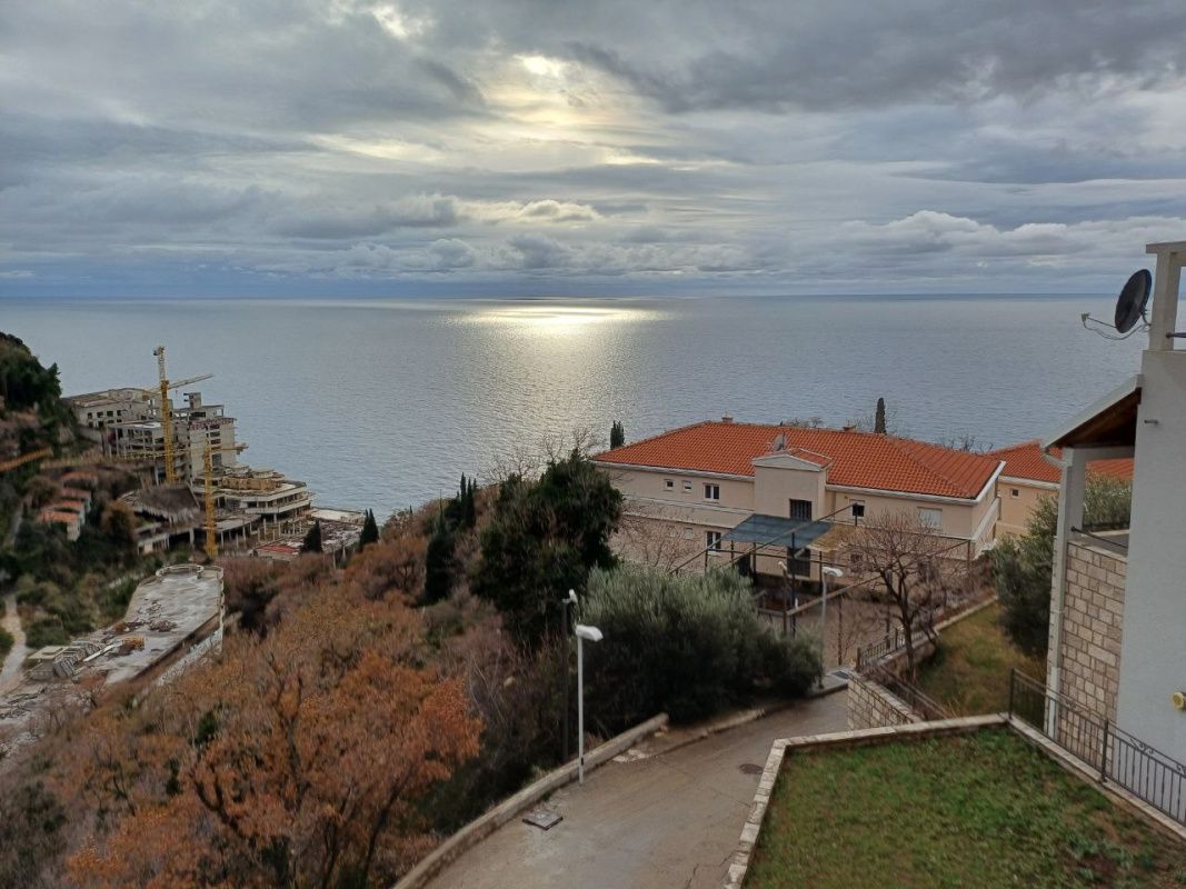 Maison à Rézévici, Monténégro, 246 m² - image 1