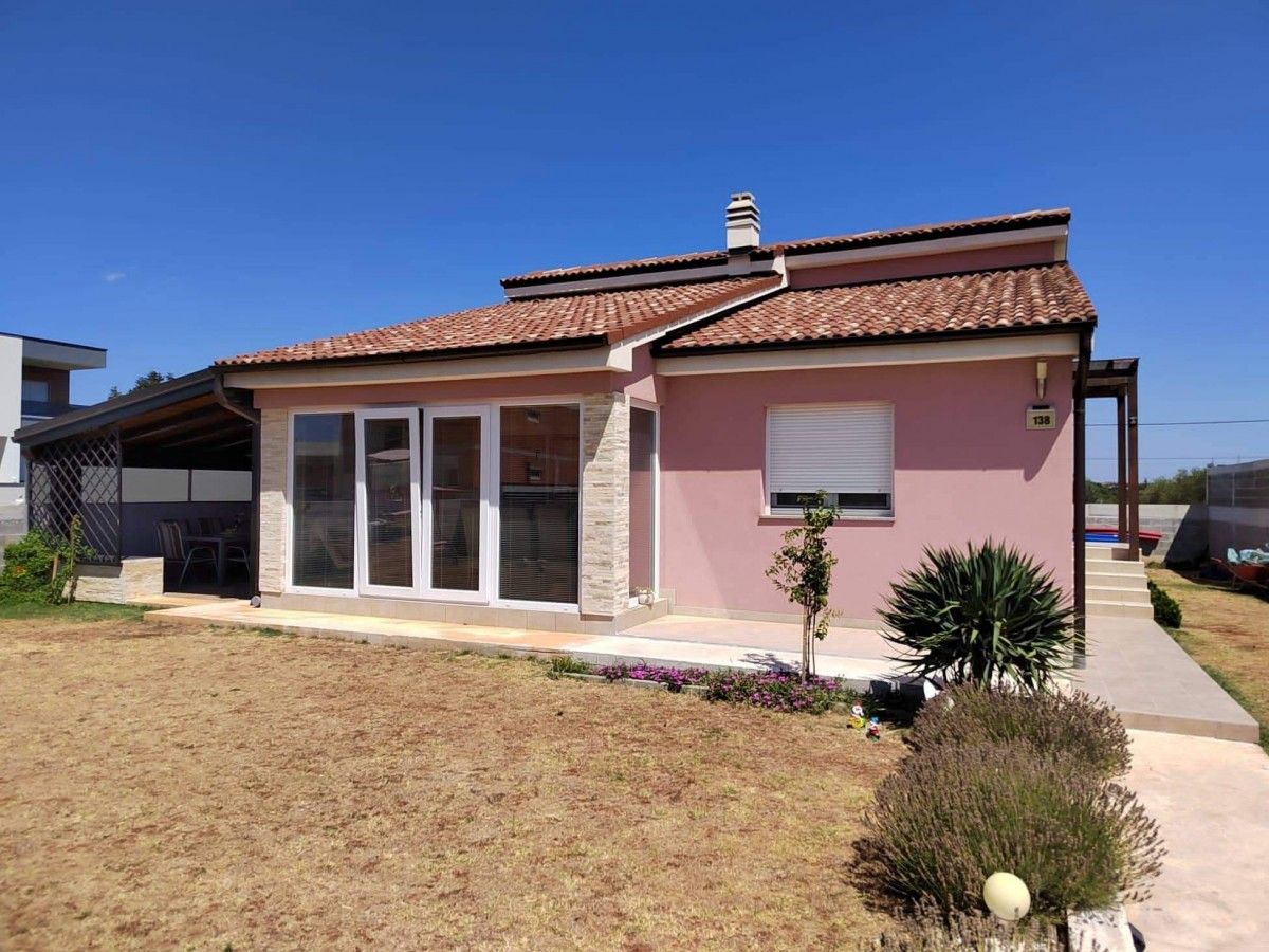 Maison à Pula, Croatie, 108 m² - image 1