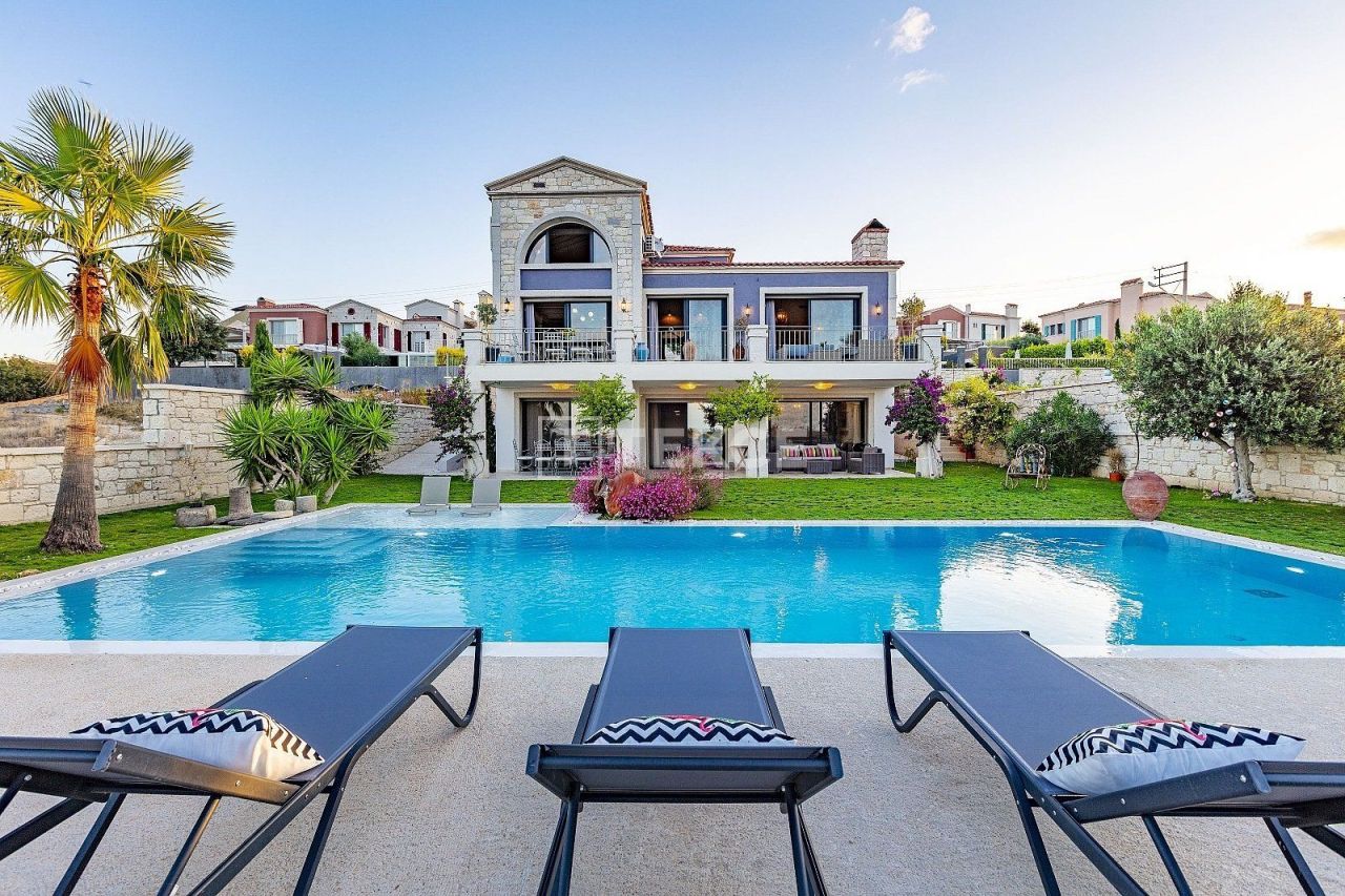 Villa à Cesme, Turquie, 580 m² - image 1