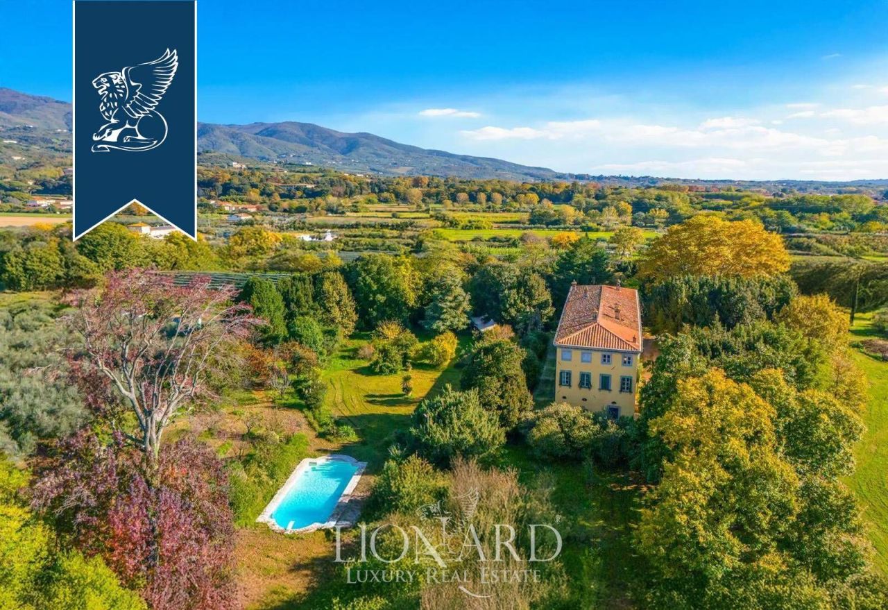 Villa en Lucca, Italia, 1 700 m² - imagen 1