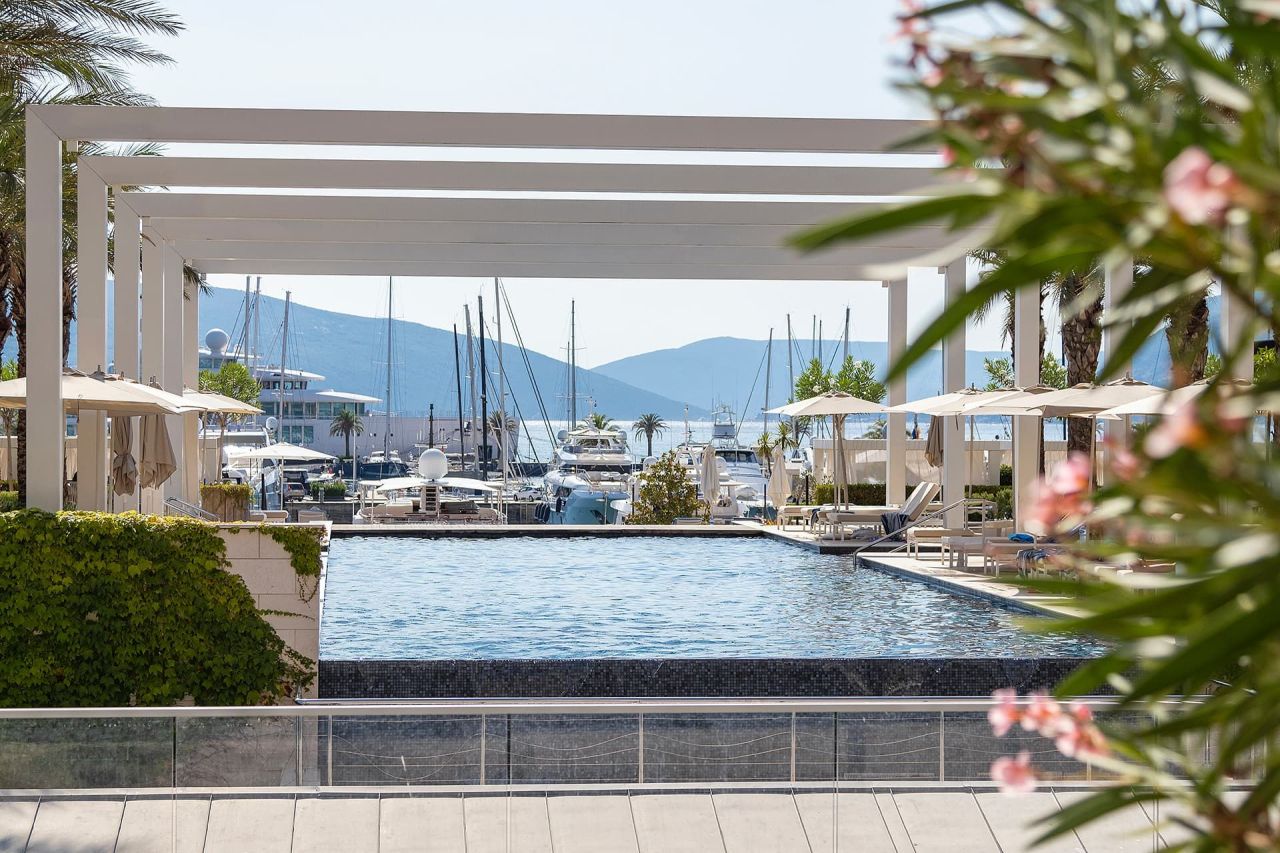 Appartement à Tivat, Monténégro, 193 m² - image 1