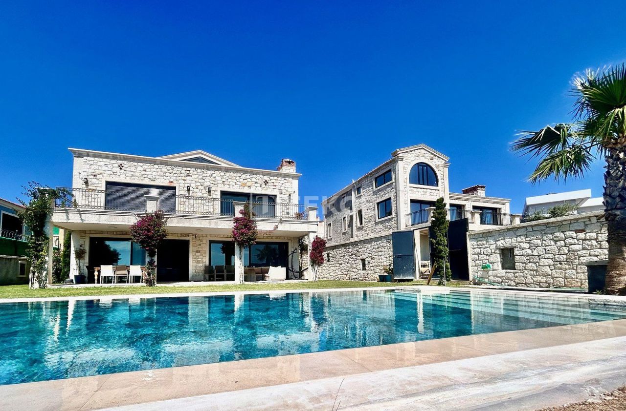 Villa à Cesme, Turquie, 400 m² - image 1
