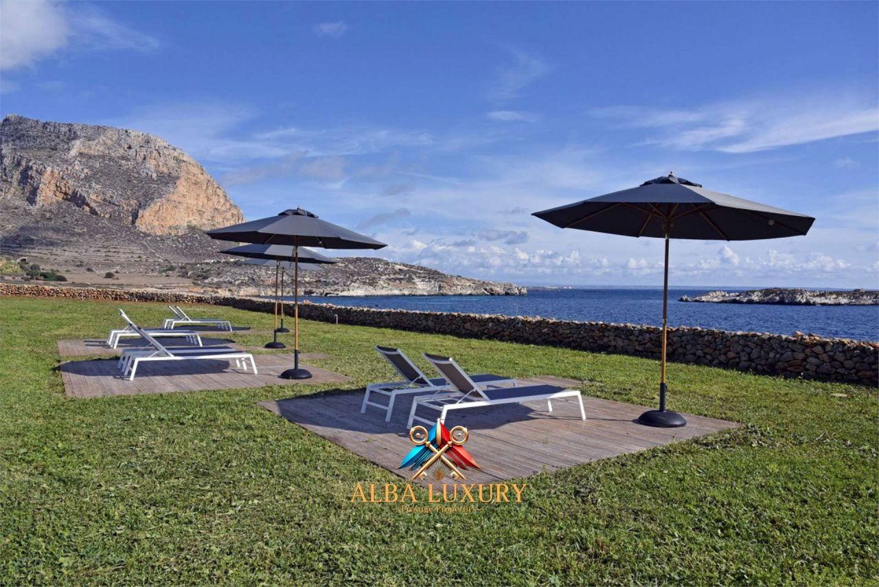 Villa in Favignana, Italy, 350 m² - picture 1