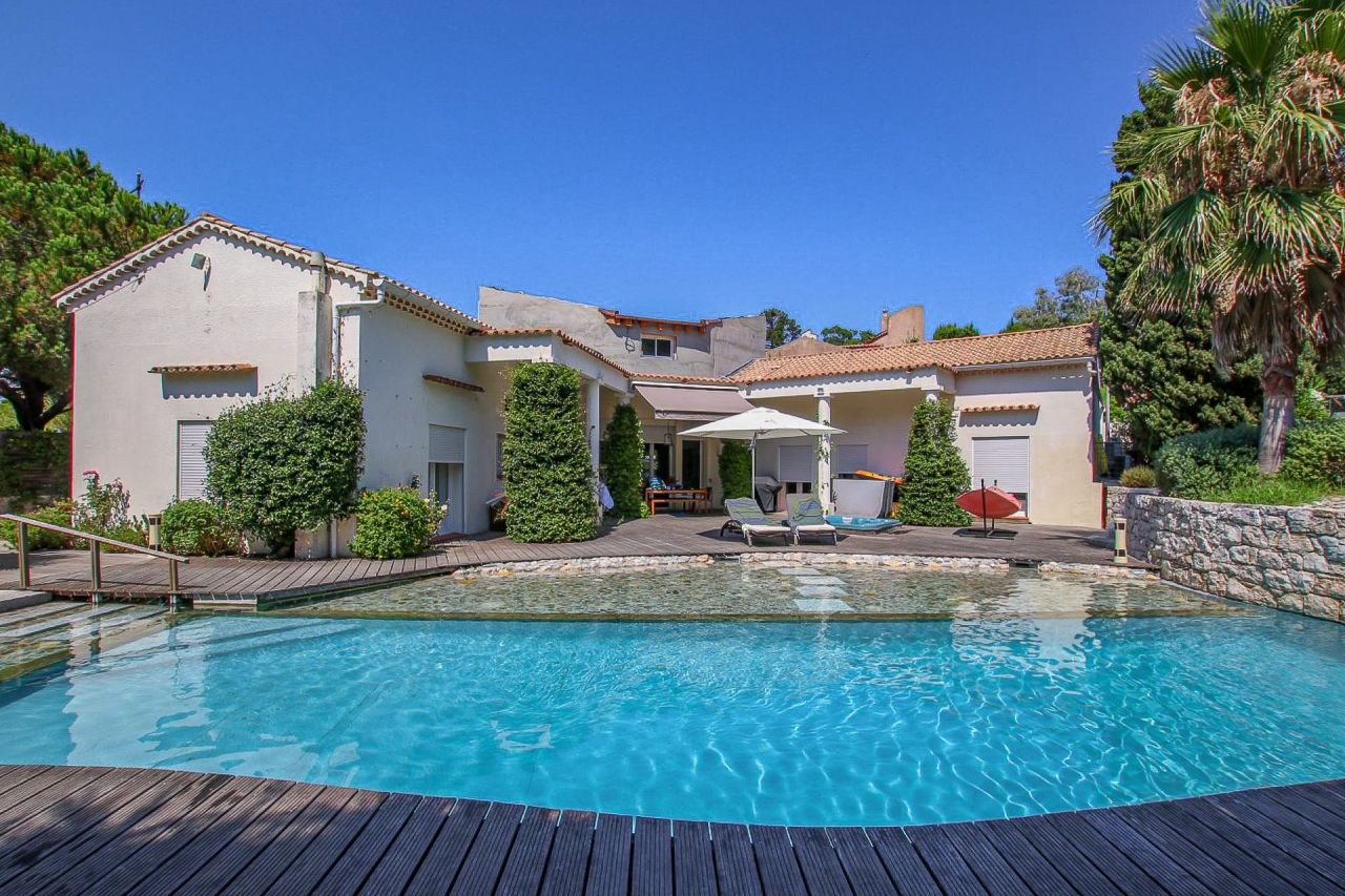 Villa à Antibes, France, 230 m² - image 1