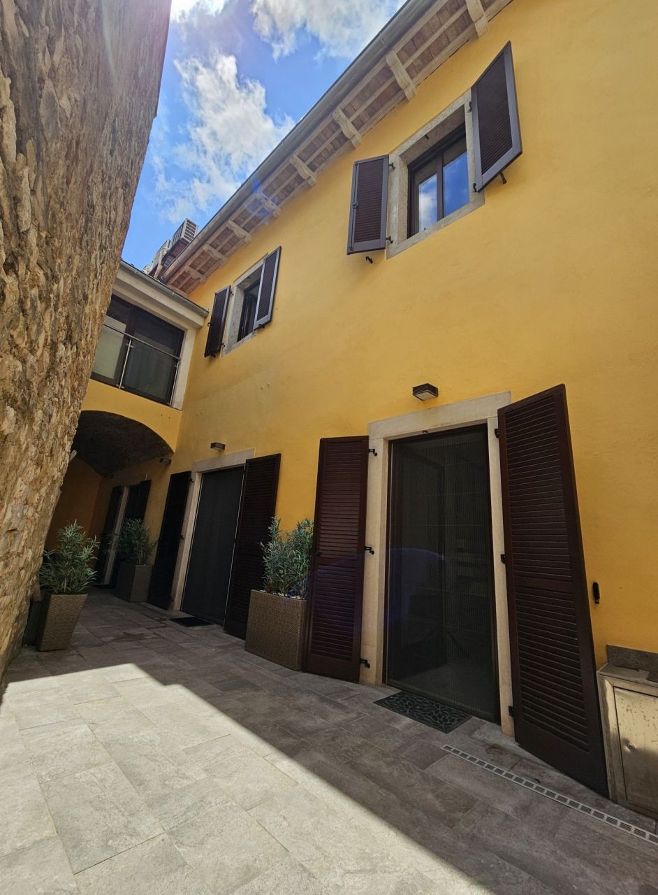 Maison à Poreč, Croatie, 310 m² - image 1