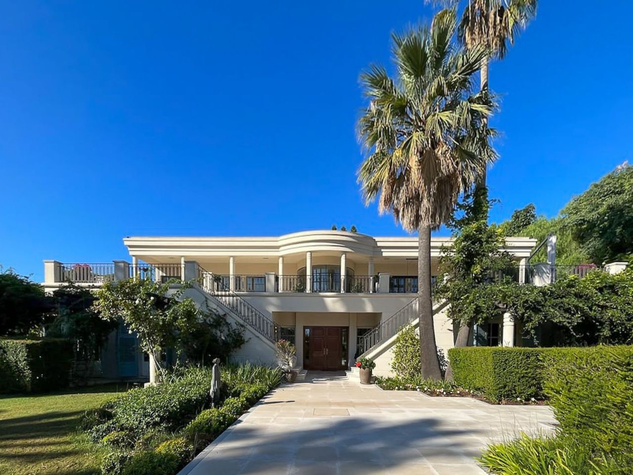 Villa à Antibes, France, 560 m² - image 1