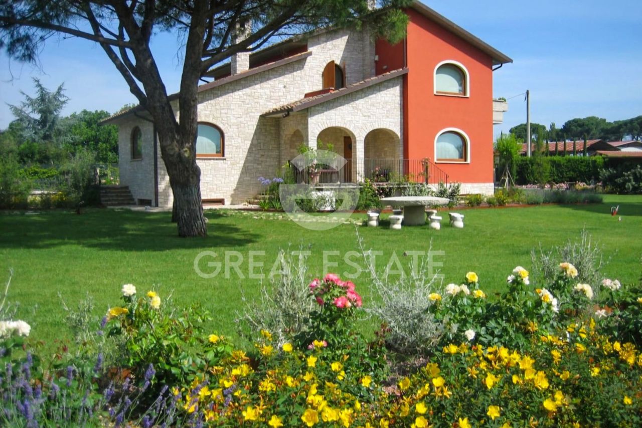 House in Castiglione del Lago, Italy, 368.65 m² - picture 1