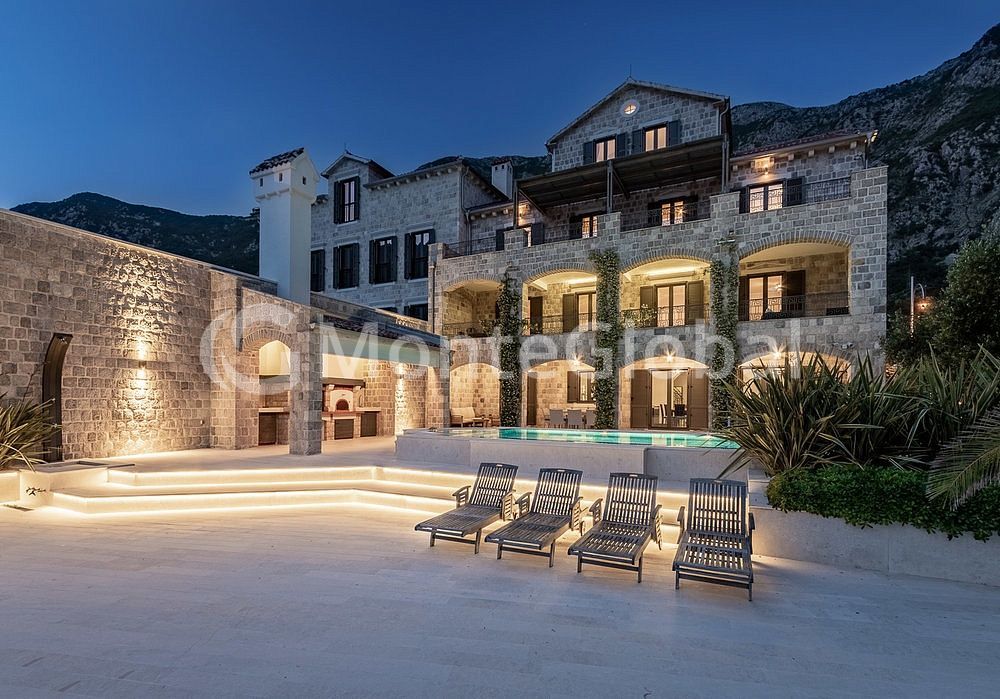 Villa à Kotor, Monténégro, 554 m² - image 1