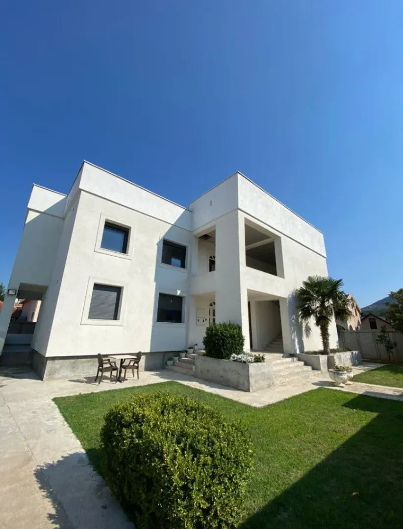 Haus in Podgorica, Montenegro, 340 m² - Foto 1
