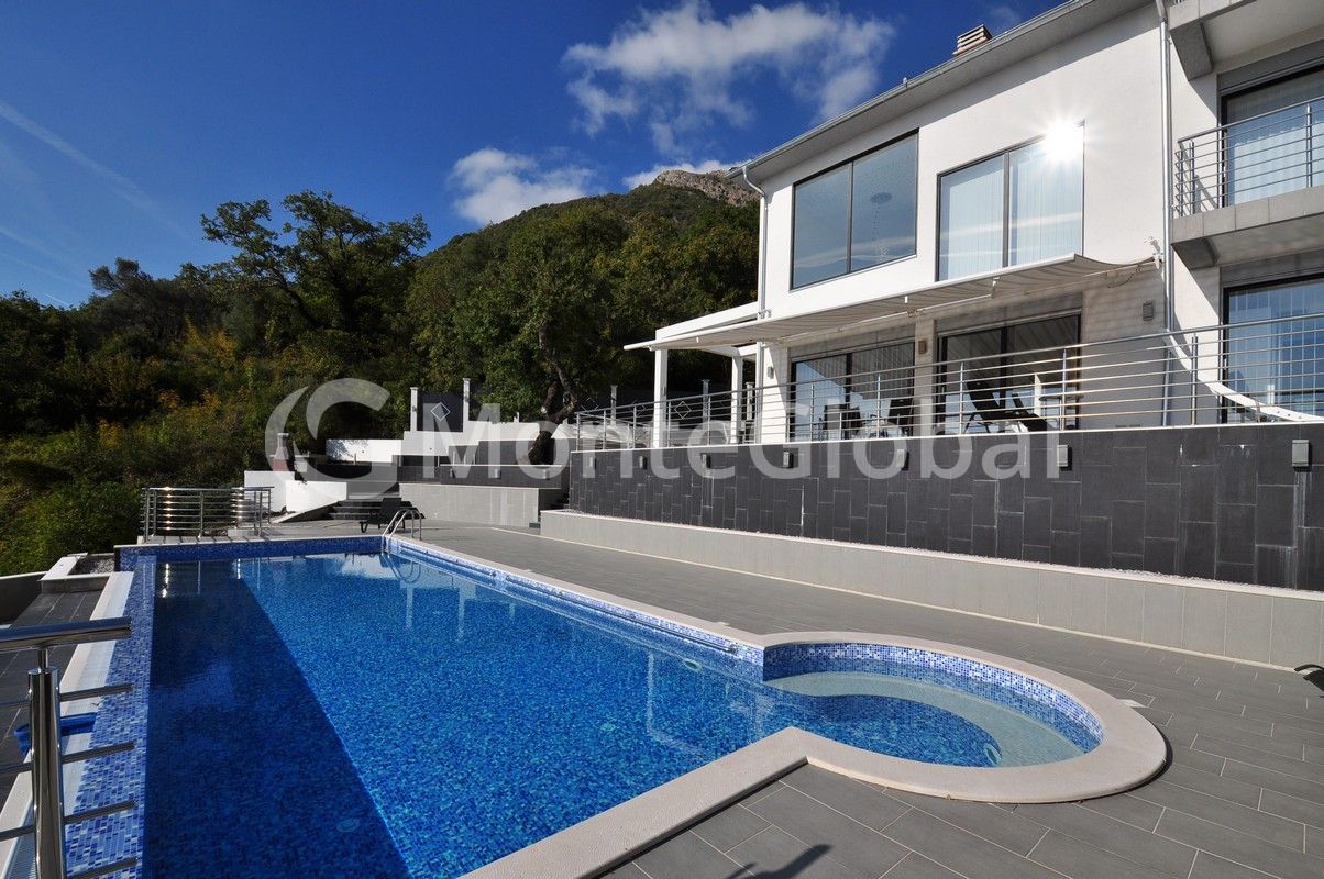 Villa en Tivat, Montenegro, 360 m² - imagen 1