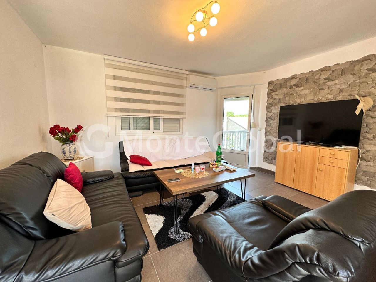 Haus in Bar, Montenegro, 220 m² - Foto 1