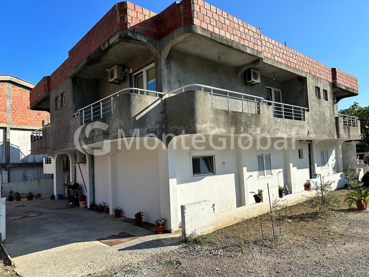 Haus in Sutomore, Montenegro, 400 m² - Foto 1