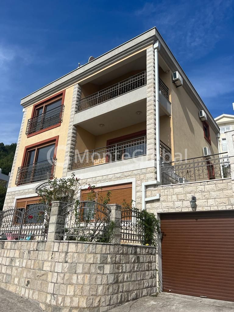 Haus in Zelenika, Montenegro, 240 m² - Foto 1