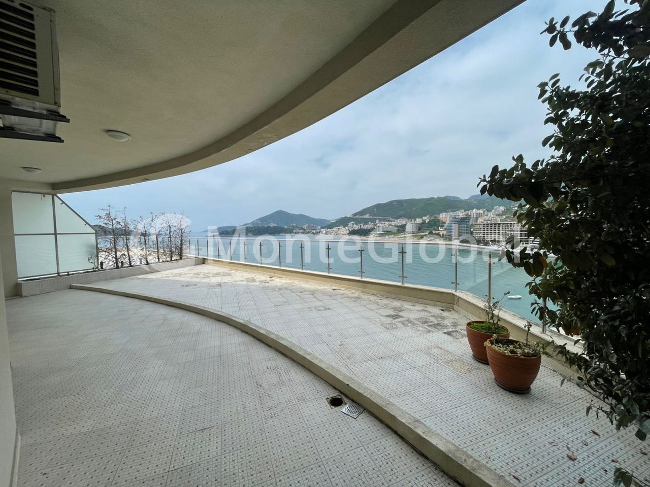 Piso en Rafailovici, Montenegro, 144 m² - imagen 1