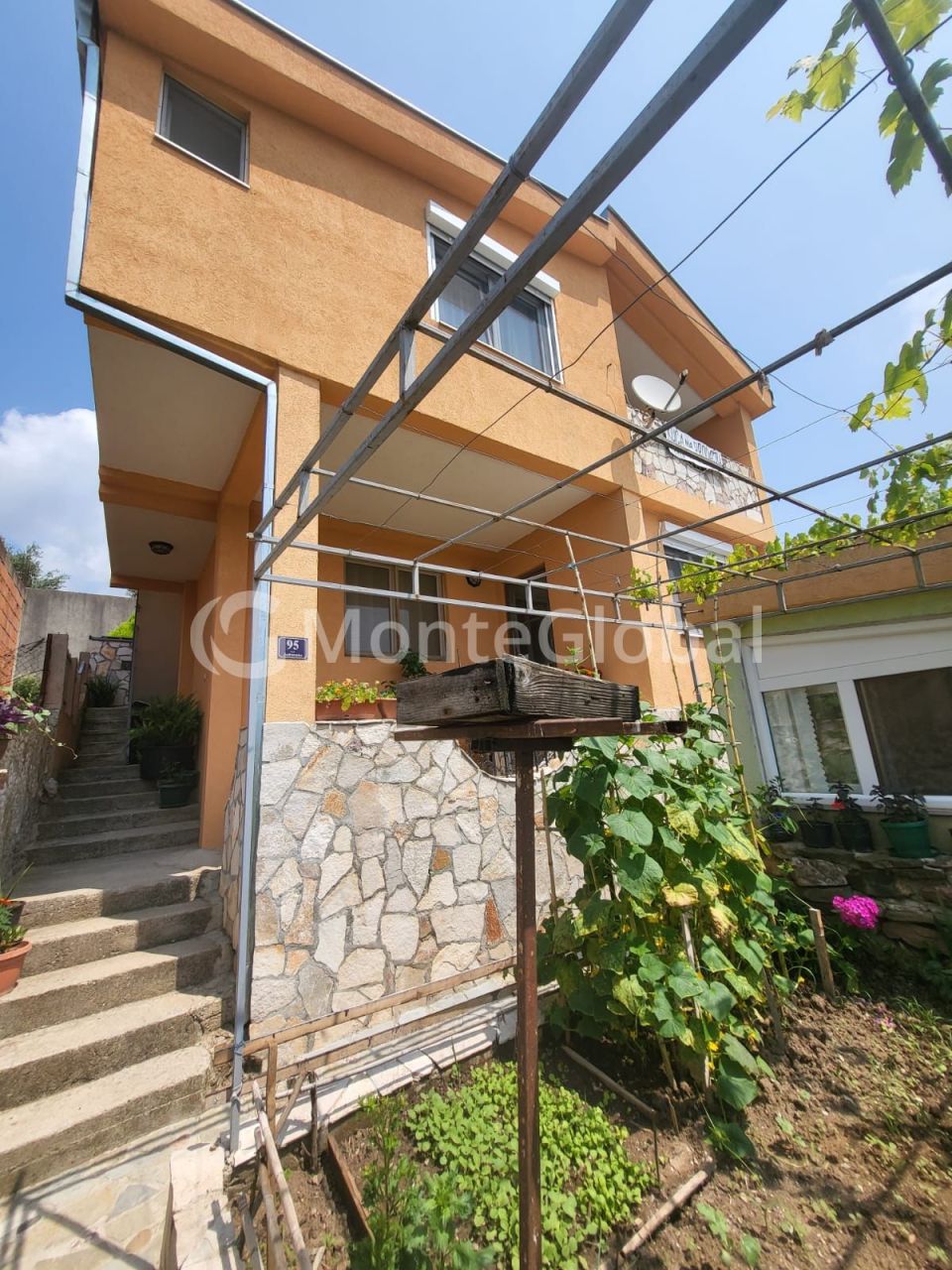 House in Bar, Montenegro, 150 m² - picture 1