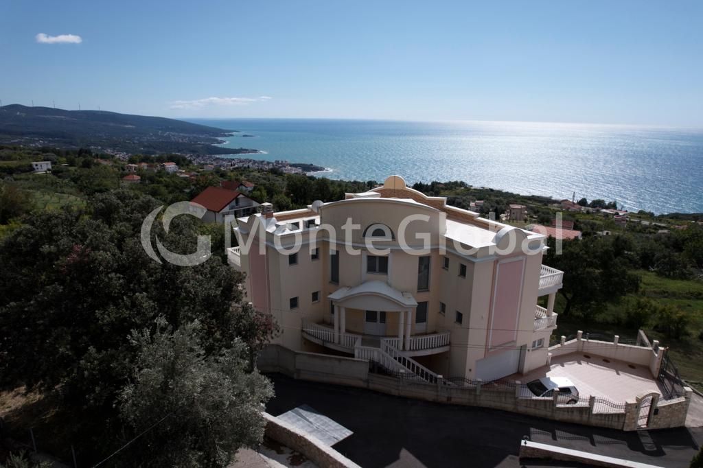 Villa in Dobra Voda, Montenegro, 859 m² - Foto 1