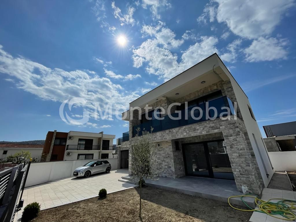 House in Bar, Montenegro, 232 m² - picture 1