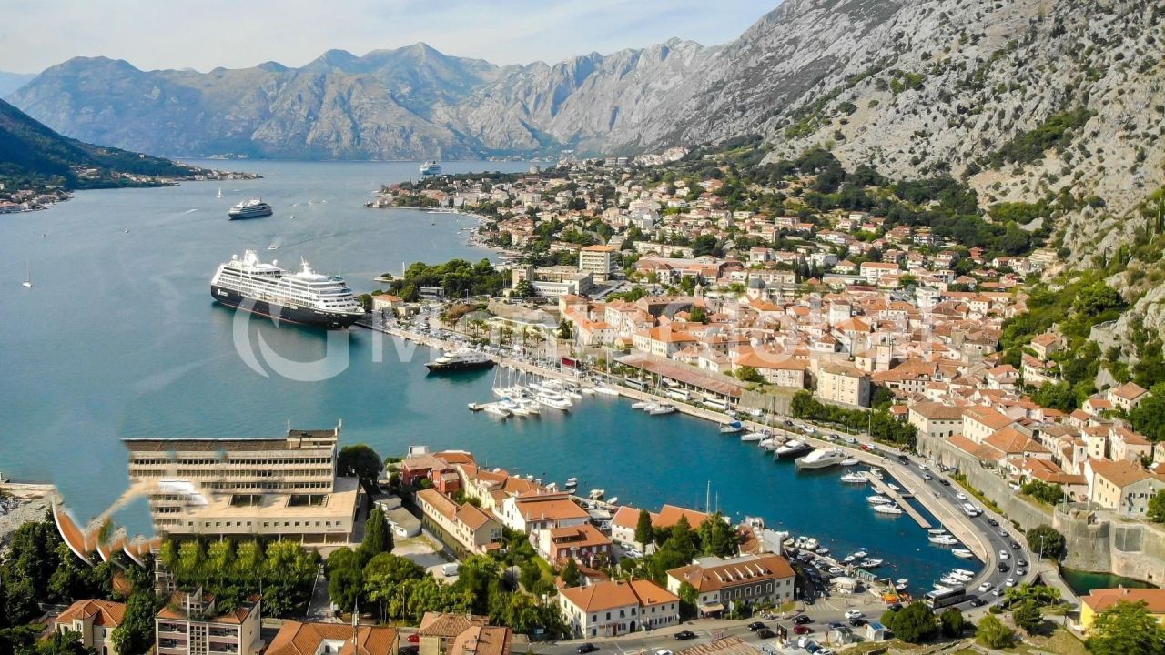 Maison à Kotor, Monténégro, 1 205 m² - image 1