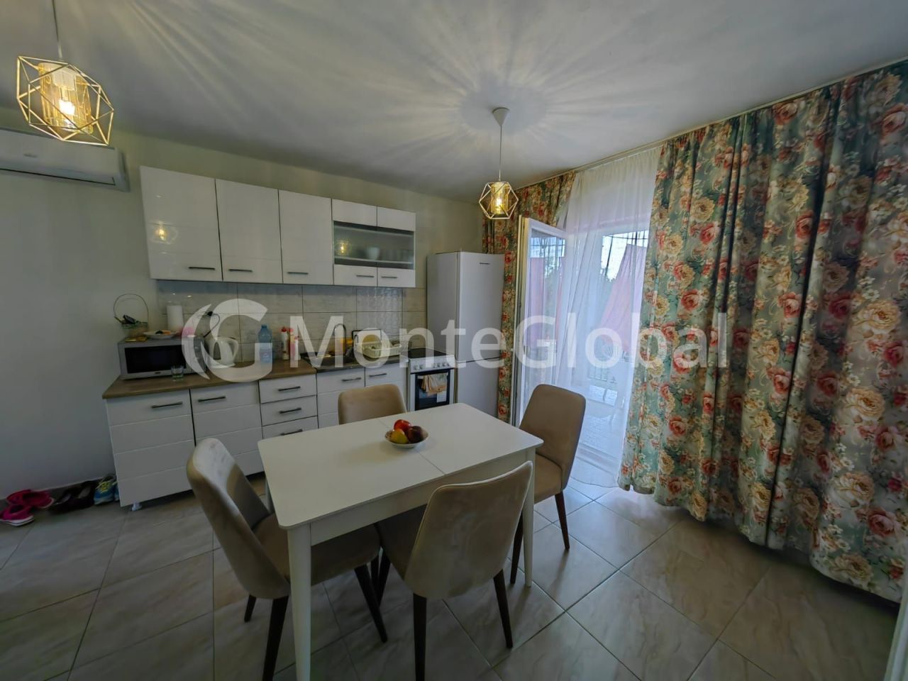 Maison à Dobra Voda, Monténégro, 200 m² - image 1