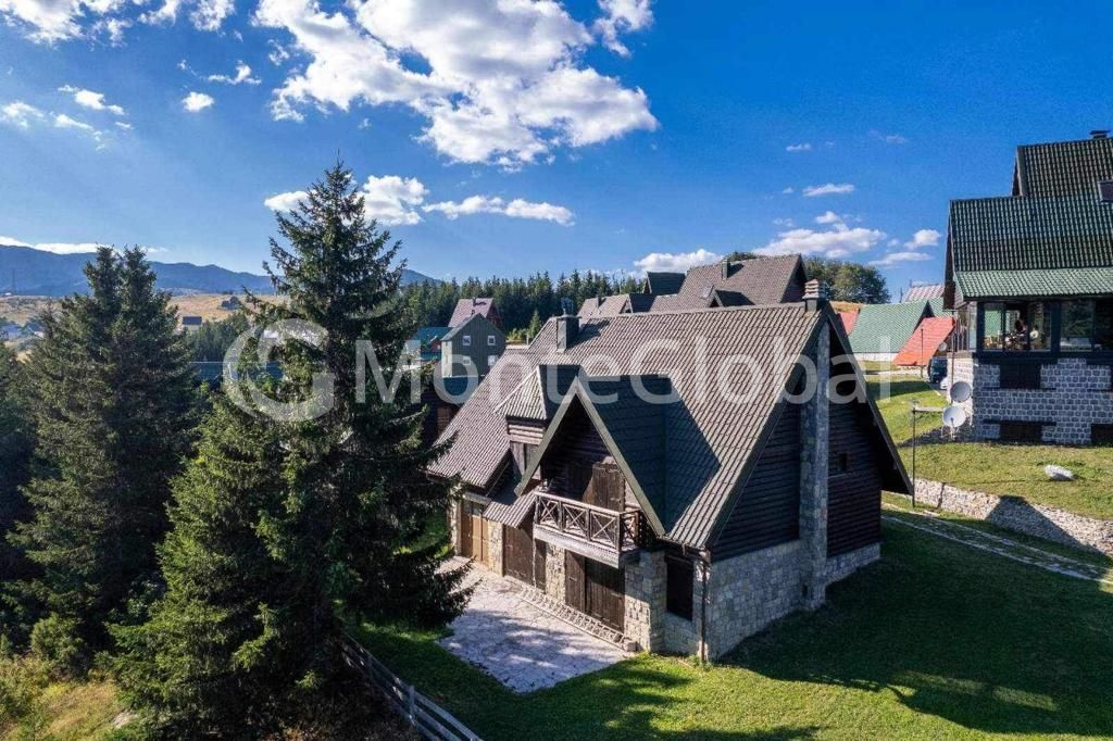 Haus in Zabljak, Montenegro, 256 m² - Foto 1
