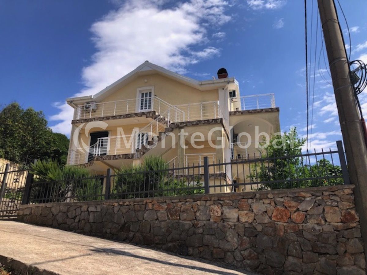 Haus in Budva, Montenegro, 360 m² - Foto 1