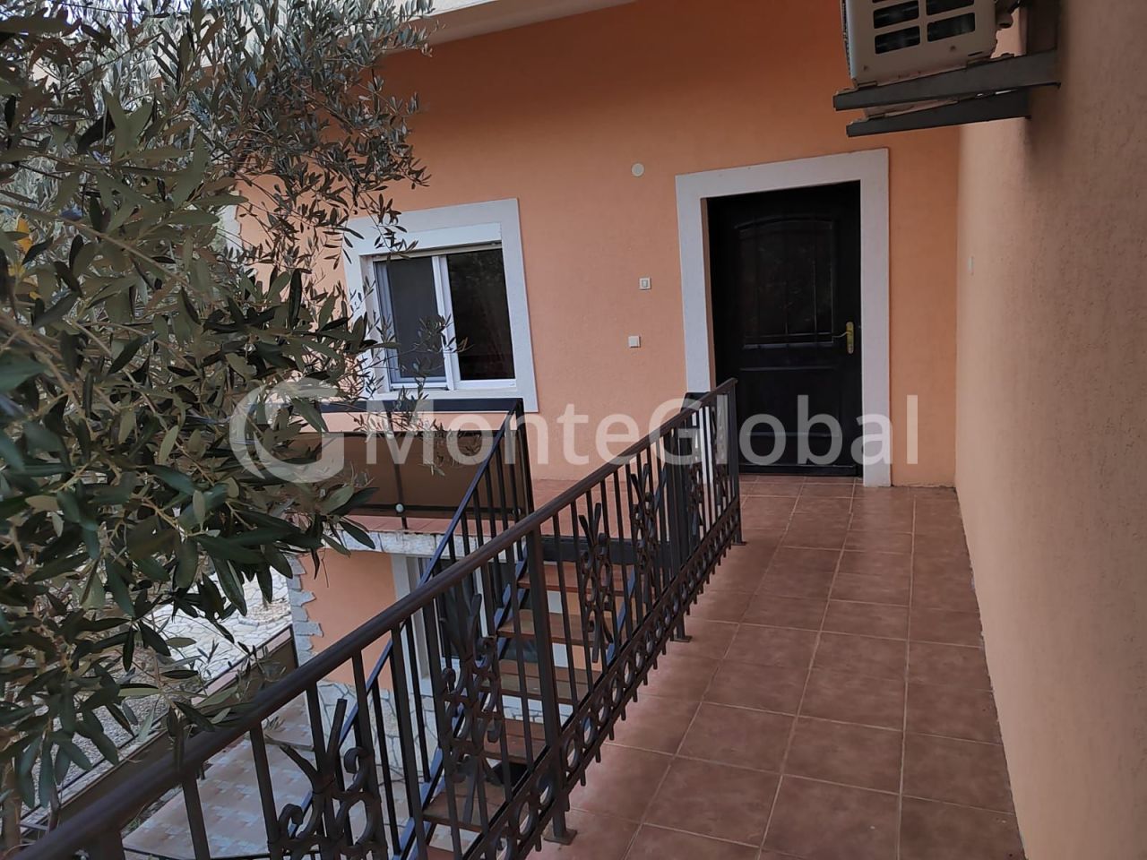 House in Bar, Montenegro, 210 m² - picture 1