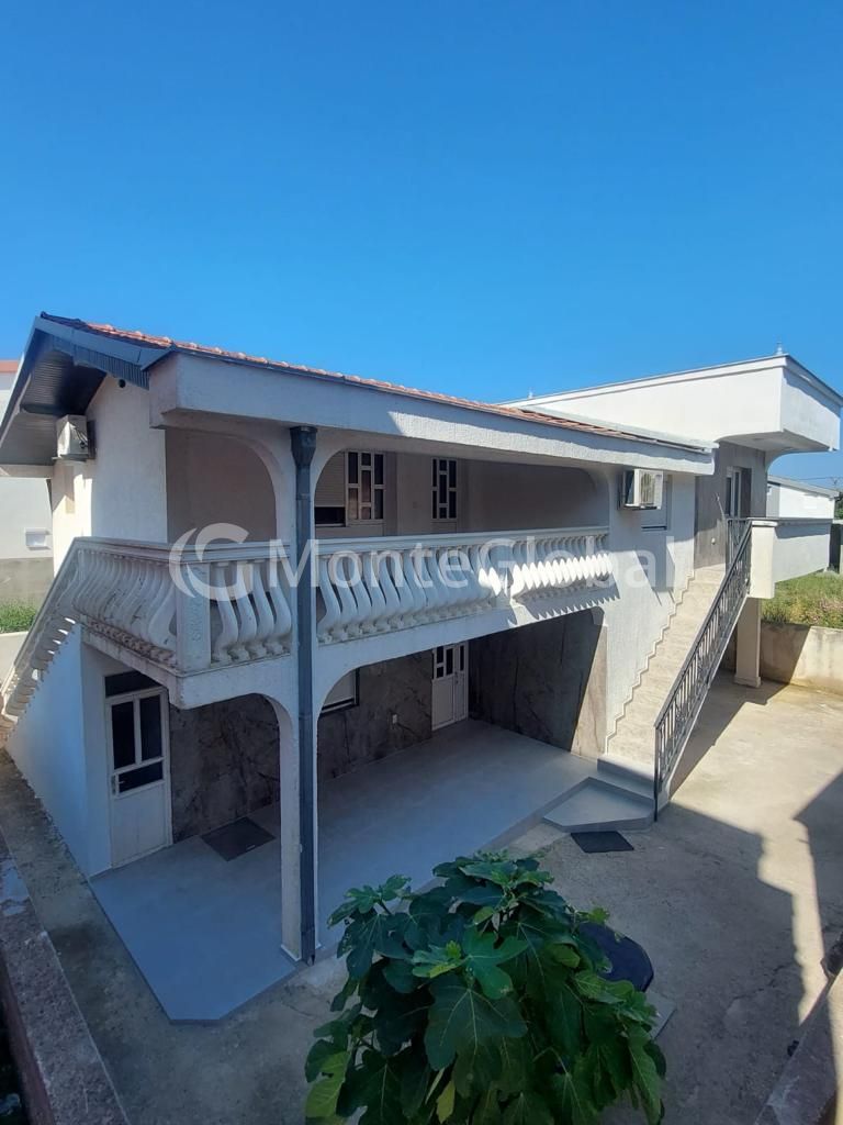 Maison à Dobra Voda, Monténégro, 242 m² - image 1