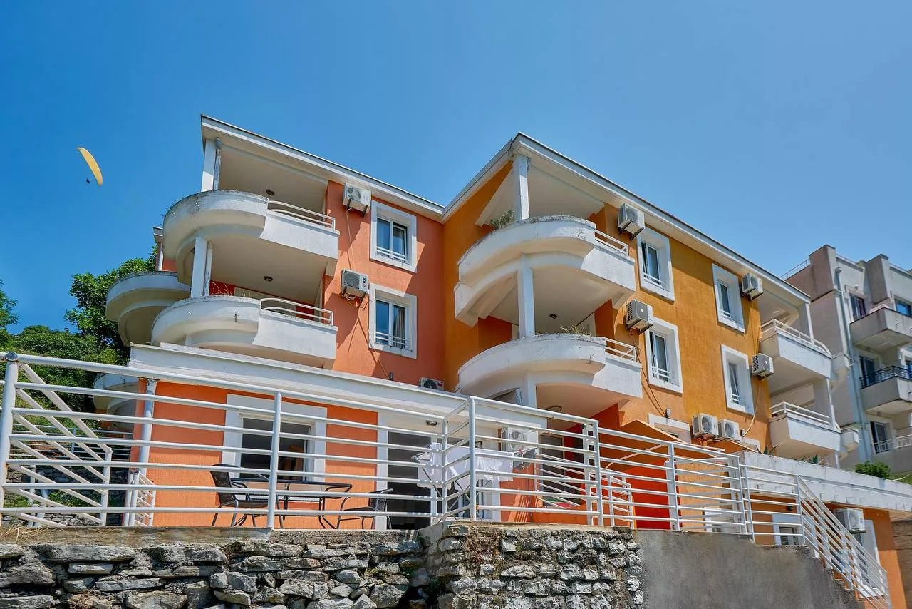 House in Petrovac, Montenegro, 833 m² - picture 1
