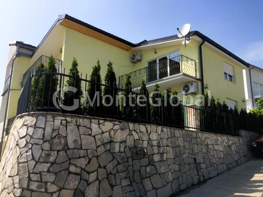 Maison à Igalo, Monténégro, 130 m² - image 1