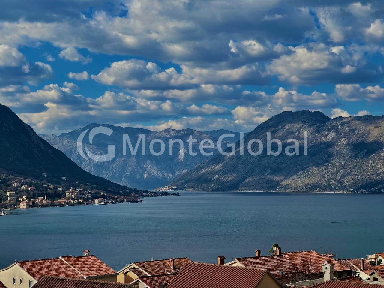 Flat in Dobrota, Montenegro, 60 m² - picture 1