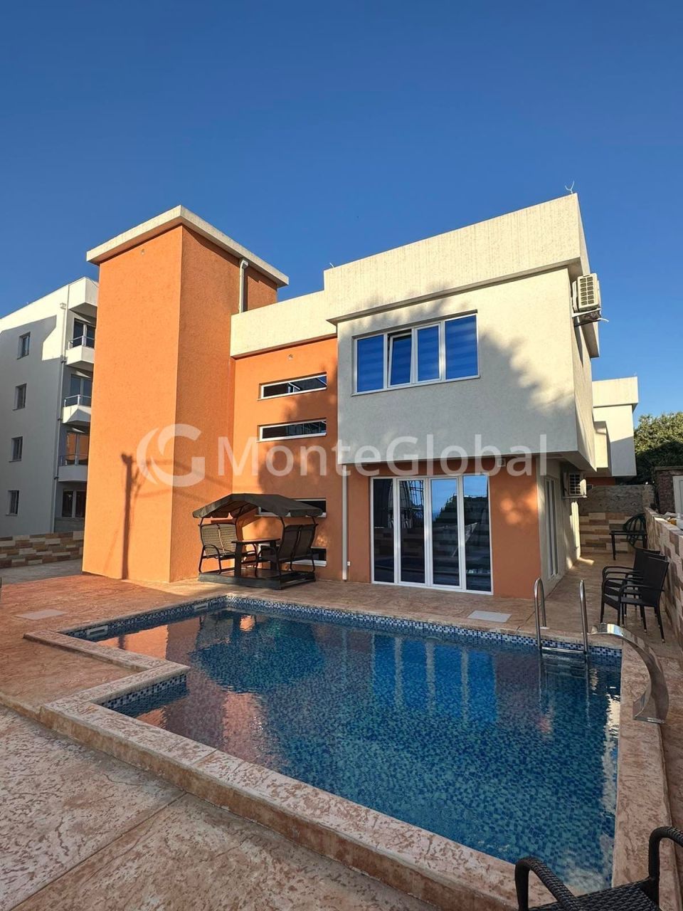 Haus in Dobra Voda, Montenegro, 170 m² - Foto 1