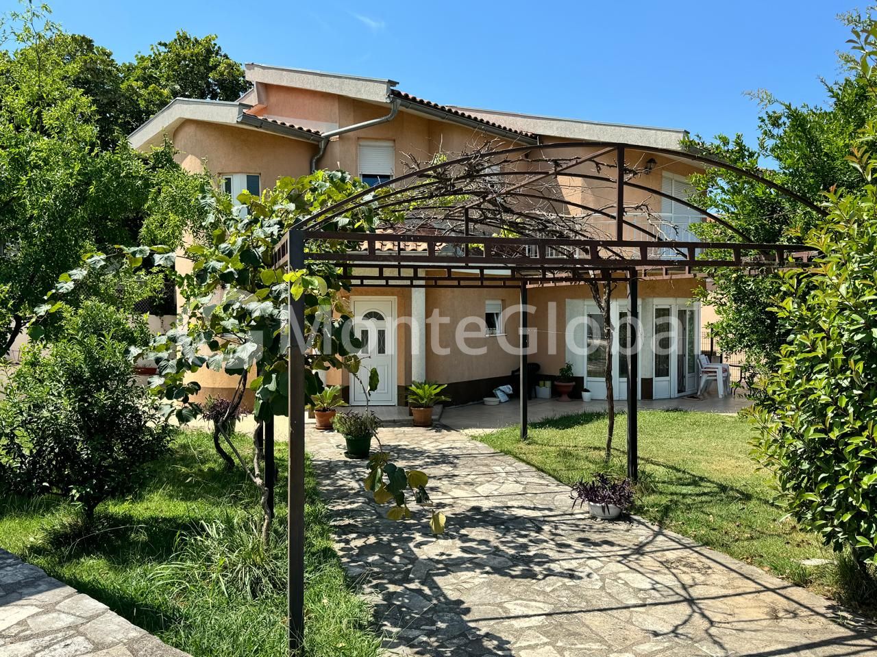 House in Bar, Montenegro, 143 m² - picture 1