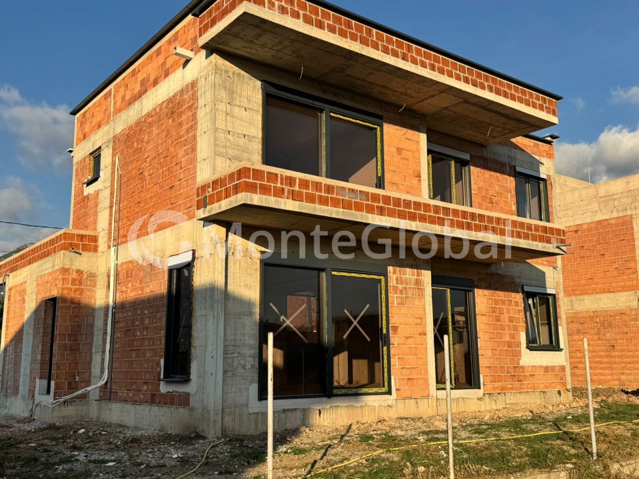 Haus in Bar, Montenegro, 198 m² - Foto 1
