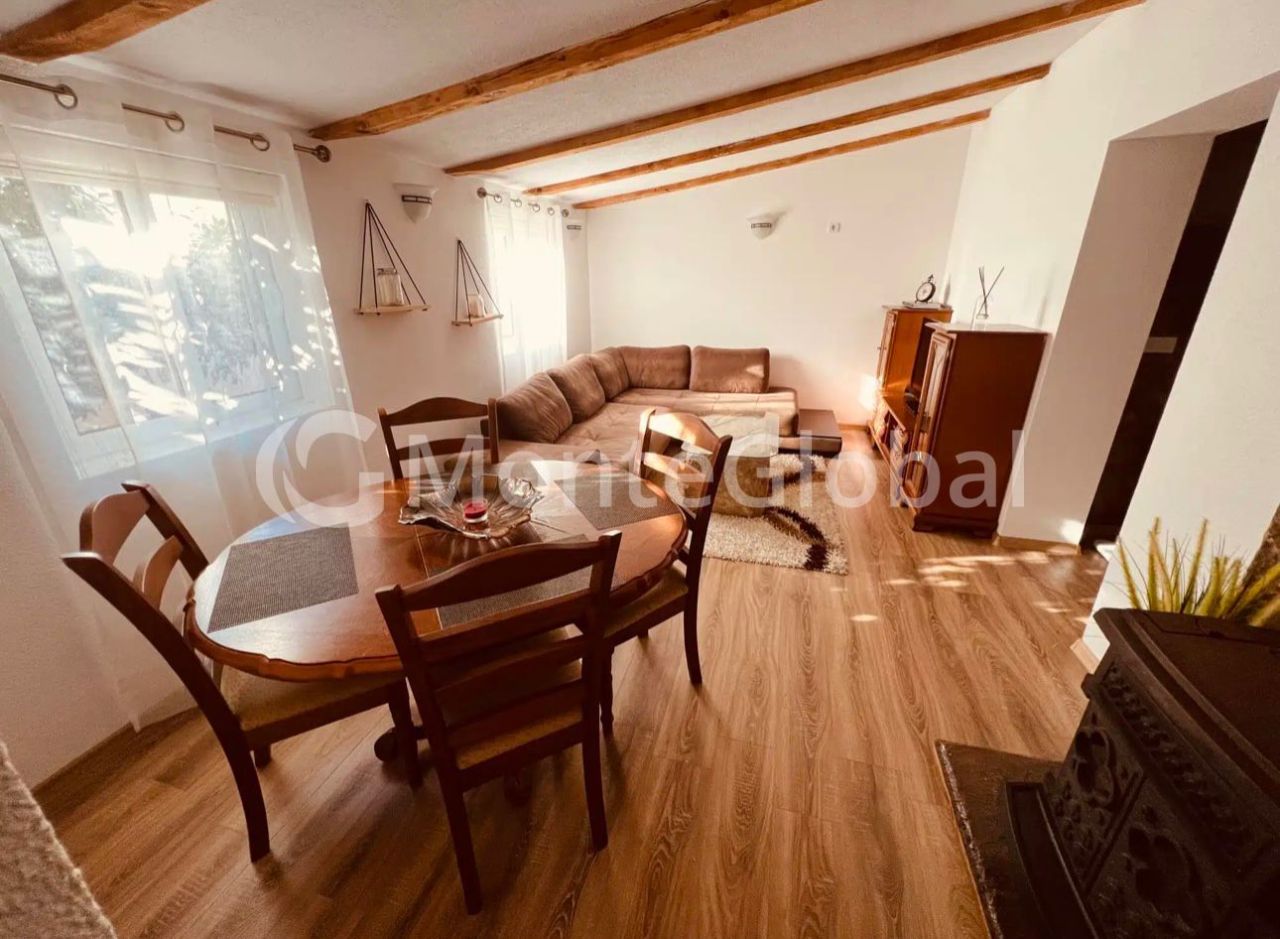 Casa en Dobra Voda, Montenegro, 98 m² - imagen 1